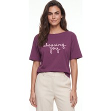 Onloox Mor Pamuklu Kayık Yaka Kısa Kollu Rahat Kalıp Önü Yazı Nakış Işlemeli T-Shirt