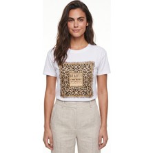 Onloox Beyaz Pamuklu Bisiklet Yaka Kısa Kollu Normal Kalıp Taş Baskılı Leopar Detaylı T-Shirt