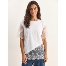 Onloox Beyaz Pamuklu Bisiklet Yaka Relaxed Fit Dantel Garnili Asimetrik Kesim Kısa Kollu T-Shirt