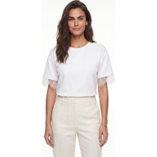 Onloox Beyaz Bisiklet Yaka Kısa Kollu Rahat Kesim Sırtı Kesim Detaylı Dantel Garnili T-Shirt