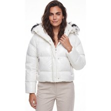 Onloox Beyaz Polyester Kumaş Kapüşonlu Astarlı Kısa Kesim Yanları Cep Detaylı Puffer Mont