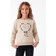 Onloox Kız Çocuk Bej Pamuklu Bisiklet Yaka Regular Simli Kalp Baskılı Sweatshirt (9-14 Yaş)