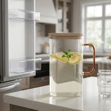 HBMB Store Buzdolabı Kapağına Uyumlu Renkli Kapaklı Cam Sürahi - Ince Optikli Su ve Meşrubat Sürahisi (1.5 Litre - Asorti Renk Gönderimi)