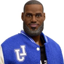 Larskas Barbie Bomber Ceketi, Kulaklık ve Güneş Gözlüğü Gibi Aksesuarlarıyla Koleksiyona Uygun Signature Lebron James Kenbassadors Bebek, HRM33