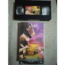Plakperest Babe  - Vhs Video Film -  89  Dakika  - 1995  Ingiltere Basım Ingilizce