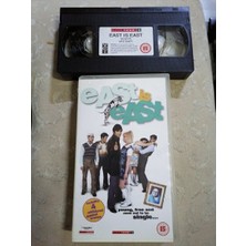 Plakperest East Is East  ( Includes 4 Additional Scenes )   - Bir Damıen O’donnell Filmi - Vhs Video Film - 92  Dakika - 1992  Ingiltere Basım Ingilizce