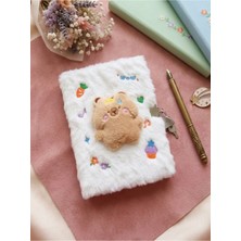 Mikasso Capybara Peluş Kapaklı Defter Çizgili 21X15 cm Yumuşak Düz Çizgili Orta Boy Beyaz Konsept Defterler