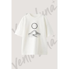 Adam Zirve Ay Tasarım Baskılı Unisex Oversize Kalıp Beyaz Tshirt