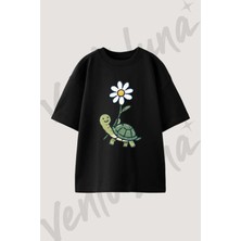 Turtle Daisy Tasarım Baskılı Unisex Oversize Kalıp Siyah Tshirt