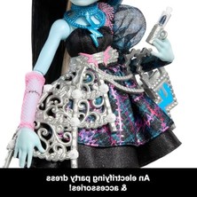 Aesco Monster High Siyah Parti Elbisesi Giyen Doğum Günü Frankie Stein Bebek ve Davetiye, Balon, Hediye ve Ruj Gibi Temaya Uygun Aksesuarlar, JBG75