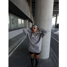 Nova Epoxy Art   Uzun Kol Kapşonlu Göğüs Baskılı Sweatshirt - Gri