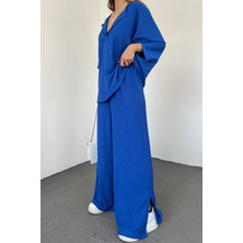 Woman Vision Saks Mavi Gofre Kumaş Yarasa Kol Tasarım V Yaka Bluz ve Pantolon Oversize Ikili Takım 9581