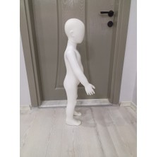 Beyaz Küçük Boy Çocuk Mankeni Minimalist ve Şık