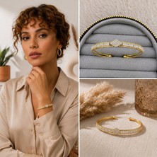 Fm 💎 Premium Gold Renk Zirkon Taş Baklava Detay Su Yolu Manşet Tasarım Kadın Bijuteri Bileklik (20CM)