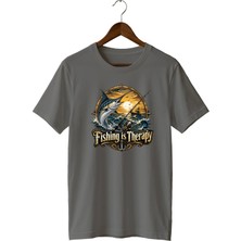  Fishing Is Therapy Baskılı Unisex Tişört Balıkçılık Outdoor Deniz Balığı Temalı Bisiklet Yaka