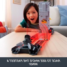 Die Grup Hot Wheels Formula 1 Hızlı Başlangıç Oyuncak Araba ve Pist Seti, 1:64 Ölçekli ve Resmi Lisanslı 2 F1 Aracı Pistte Yan Yana Yarıştırma, JKM88