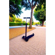 Empressco Hızlı ve Eğlenceli 3 Tekerlekli Işıklı Scooter Siyah
