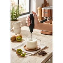 Hype Store -1112 Kablosuz Pilli Süt Köpürtücü ve Kahve Karıştırıcı - Paslanmaz Çelik Uçlu, Ergonomik El Tipi Mini Mikser - Latte, Cappuccino, Frappe ve Sıcak Çikolata Için Devirli Köpük Yapıcı (Siyah)