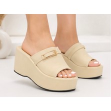 NP.9555.BEJ Saten Napa Shoe Kadın Dolgu Topuk Terlik – Tokalı Platform Günlük Rahat Yazlık Terlik – Bej