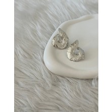 Revoia Dokulu Kıvrımlı Silver Küpe