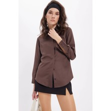 Tudors Kadın Slim Fit Dar Kesim Vucüda Oturan Uzun Kollu Gizli Düğme Detaylı Kahverengi Basic Gömlek