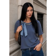 Dı Loria Kadın Antrasit Zincir ve Fular Detaylı Oversize Kısa Kol T-Shirt (%95 Pamuk)