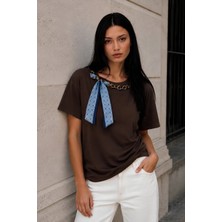Dı Loria Kadın Kahverengi Zincir ve Fular Detaylı Oversize Kısa Kol T-Shirt (%95 Pamuk)