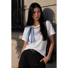 Dı Loria Kadın Beyaz Zincir ve Fular Detaylı Oversize Kısa Kol T-Shirt (%95 Pamuk)