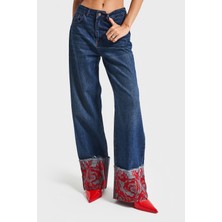 It's Basic Kadın Koyu Kot Rengi 2W5-10 Straight Fit %100 Koton Paça Kırmızı Nakış Desenli Özel Tasarım Denim Jean