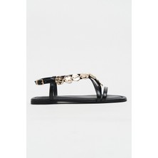 Nişantaşı Shoes Selene Siyah Altın Aksesuar Detay Çapraz Bantlı Düz Taban Kadın Sandalet