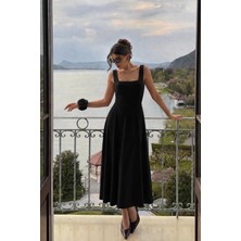 Laranor Kadın Siyah Füsun Modeli Kare Yaka Gül Aksesuar Detaylı Şık Maxi Boy Kloş Elbise 25L8250