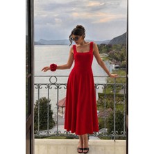 Laranor Kadın Kırmızı Füsun Modeli Kare Yaka Gül Aksesuar Detaylı Şık Maxi Boy Kloş Elbise 25L8250