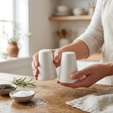 2'li Porselen Tuzluk ve Karabiberlik Seti - Yumuşak Hatlı Minimalist Beyaz Sofra Baharatlık Takımı Ergonomik Masaüstü Tuzluk (5,7 x 7,9 Cm)
