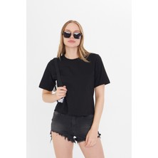 Kadın Siyah Yuvarlak Yaka Regular Fit Normal Kesim T-Shirt Tişört