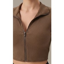 No 35 Concept Kadın Kahverengi Uzun Kol Fermuarlı Parmak Geçme Detaylı Dik Yaka Crop Top Bluz – Şık, Rahat ve Kolay Kombinlenebilir