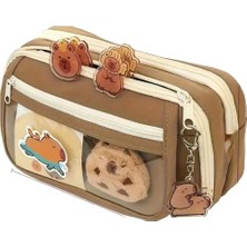 Capybara Kalem Kutusu Kapibara Kalemlik Büyük Kapasiteli Aksesuarlı Geniş Büyük Boy Kawaii Kore Tarzı Sevimli Kalem Kutusu (1 Adet Doll+5 Adet Sticker Dahildir)