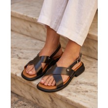 Futsi Shoes Jade Siyah Hakiki Deri Çarpraz Tokalı Kadın Sandalet