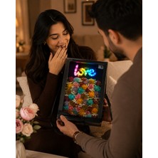 Salish LED Işıklı Love Yazılı Premium Çiçek Aranjmanı – Şeffaf Asetat Kutuda Dekoratif Sevgiliye Hediye 35X20X10 cm