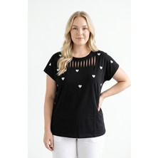 Stil Diva Kalp Nakışlı Kesik Detaylı T-Shirt