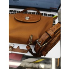 Xs Pouch Uyumlu Konyak Rengi, Nikel Aksesuarlı Askı Seti.2 Adet Askı Aparatı ve 1 Adet Uzun Askıdan Oluşmaktasir. %100 Dana Derisi