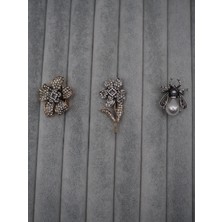 Stelle Jewelry 3'lü Vintage Kristal Taşlı Broş Seti – Çiçek ve Arı Figürlü Metal Yaka Broşu, Ceket Şal Elbise Aksesuarı