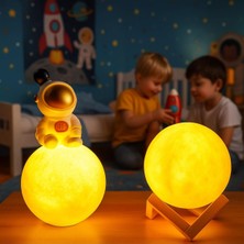 Fantastik Store Işık Kasabası(25) Ay Üzerinde Oturan Astronot ve 3D Stantlı Küre Düşünen Astronot ve LED Ay Gece Lambası Sarı