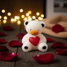 Fantastik Store Kalpli Ayıcık Dekoratif Mum 5x5 cm – Sevgililer Günü & Özel Günler Için Şirin Tasarım – El Yapımı Görünümlü Dekor Mum – Masa, Komodin ve Hediye Kullanımına Uygun