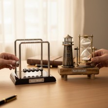 Hediyesahibi Kişiye Özel Newton Beşiği Masa Dekoru – Kum Saati ve Deniz Feneri Premium Ofis Hediyesi