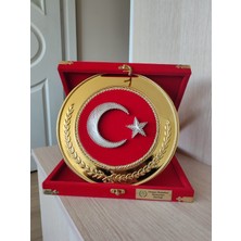 Ommd Ürün Adı  Orman Muhafaza Memurları Derneği Logolu Türk Bayraklı Dekoratif Tabak – Kadife Kutulu