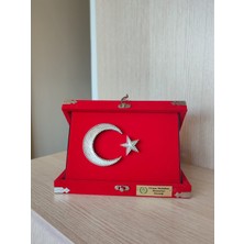 Ommd Ürün Adı  Orman Muhafaza Memurları Derneği Logolu Türk Bayraklı Dekoratif Tabak – Kadife Kutulu-Küçükboy