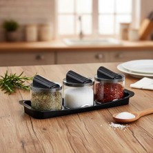 Favori 3'lü Lüks Baharatlık Seti - Kaşıklı ve Özel Standlı Tezgah Üstü Tuzluk, Karabiberlik ve Baharat Seti | Şeffaf ve Şık Tasarım (26CM x 9cm x 8 Cm)