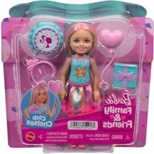 Esranın Dünyası Barbie Sarı Saçlarında Pembe Meçler Olan ve Doğum Günü Temasına Uygun Renkli Bir Elbise Giyen 15 Cm'lik Küçük Barbie Club Chelsea Bebek ve 4 Parti Aksesuarı, JJB37