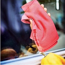 Kırmızı Mikrofiber Cam Bezi ile Parlak ve Temiz Camlar