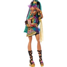 Monster High Mumya Elbisesiyle Prenses Nefera De Nile Bebek, Evcil Mısır Böceği Lavish ve Çanta, Dizüstü Bilgisayar, Güneş Gözlüğü, Içecek ve Atıştırmalıklar Gibi 7 Aksesuar, JDR48